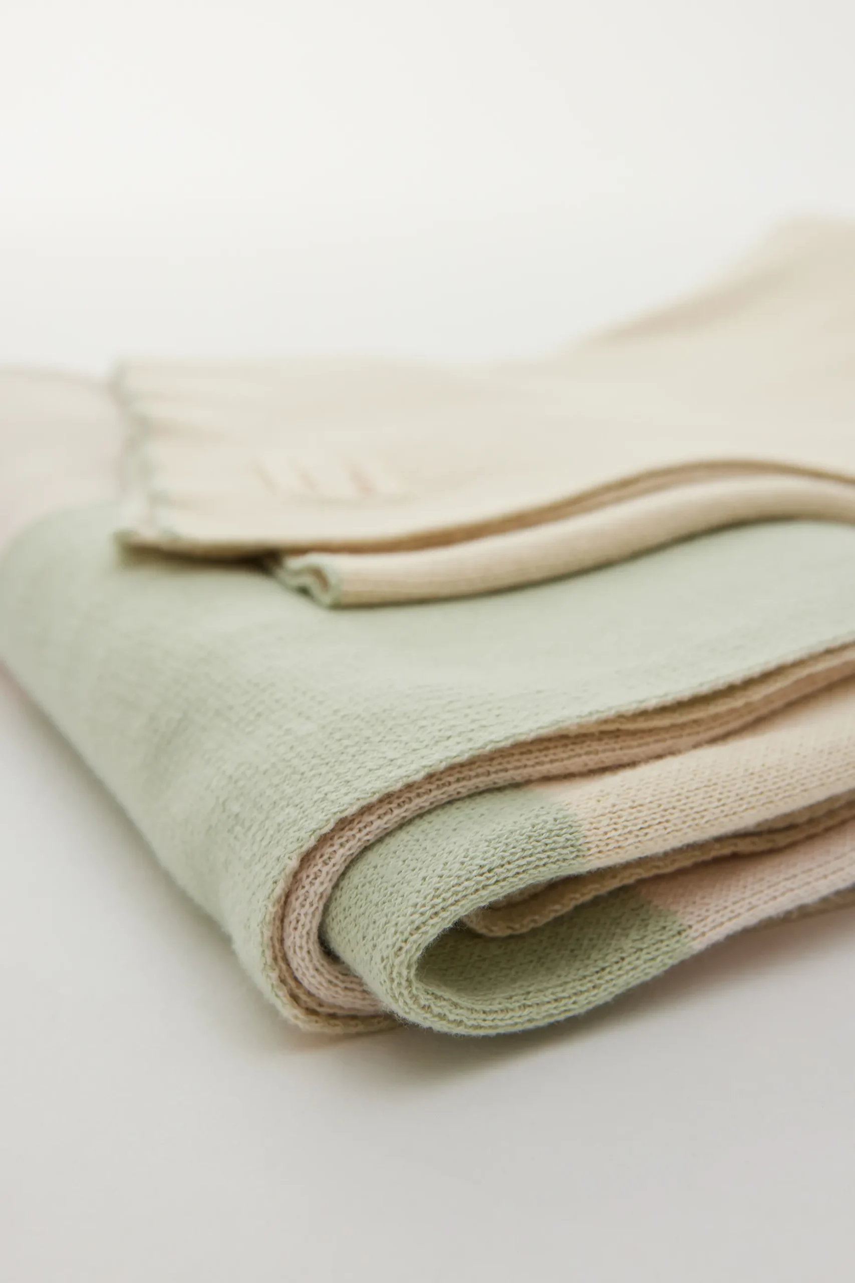 Pebble Knitted Throw Blanket